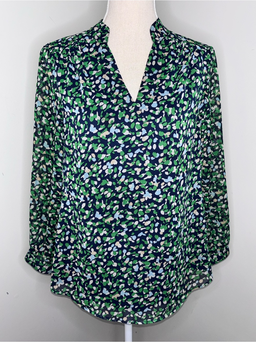 Chico's navy blue & green print V neck crepe blouse sheer sleeves size 0 Small